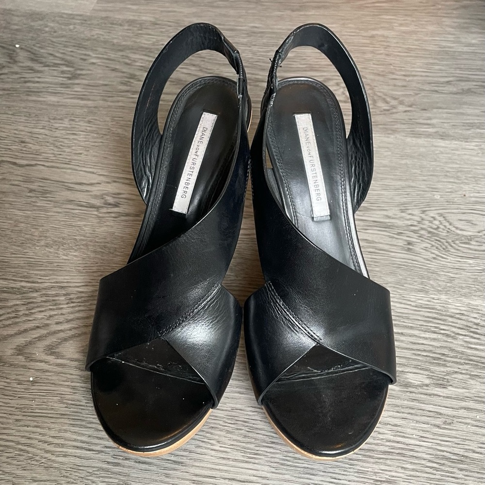 Diane Von Furstenberg Sunny Cutaway Leather Wedgex